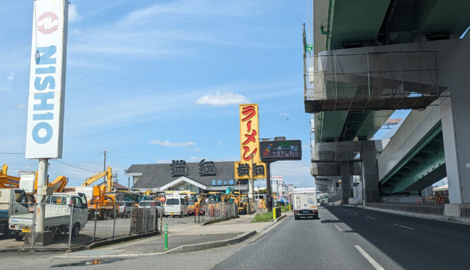 駐車場と外観