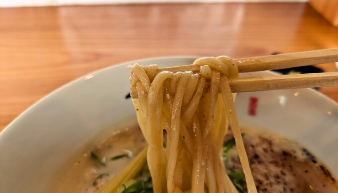 味玉入り、二層泡鶏白湯らぁ麺