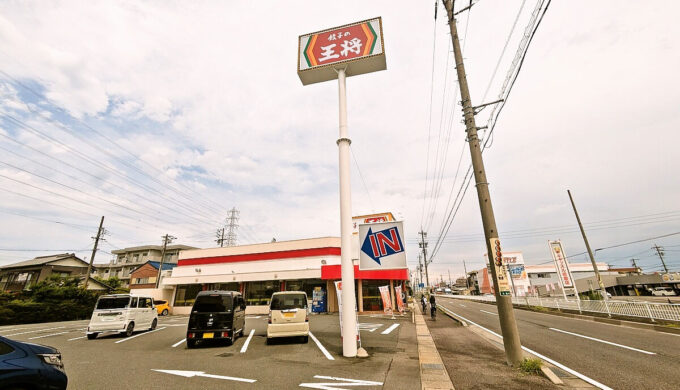 駐車場と外観