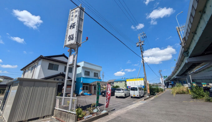 駐車場と外観