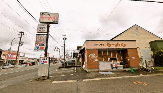 駐車場と外観