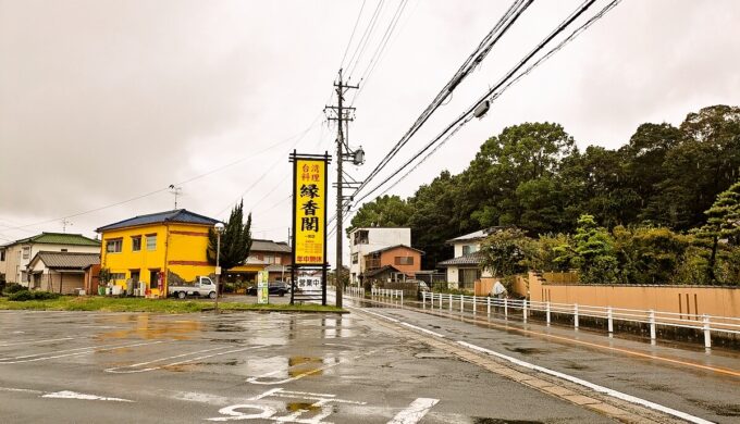 駐車場と外観