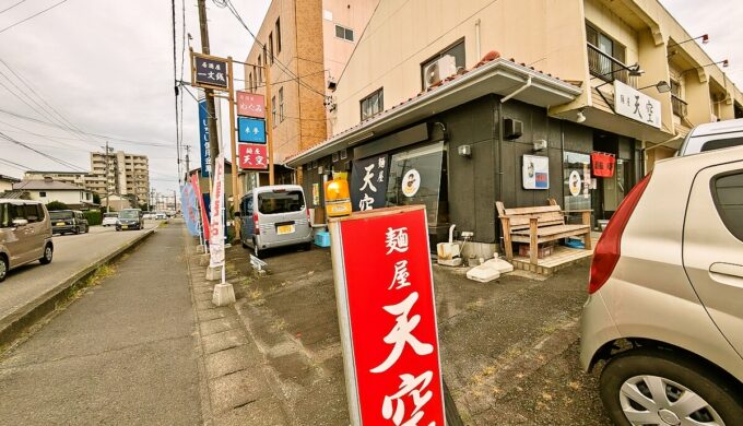 駐車場と外観