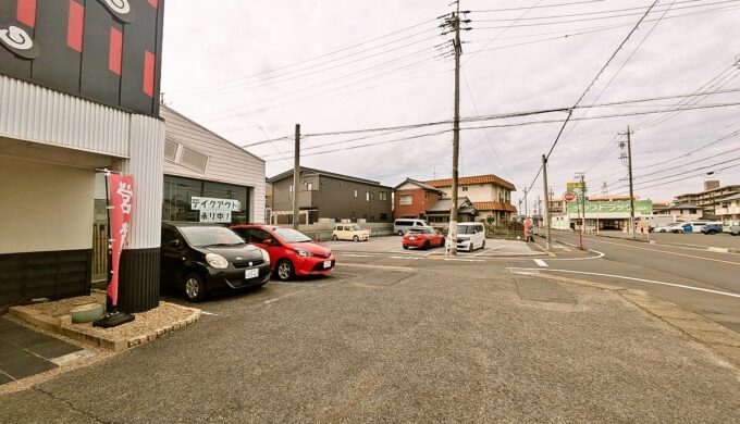 駐車場と外観