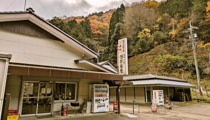 駐車場と外観