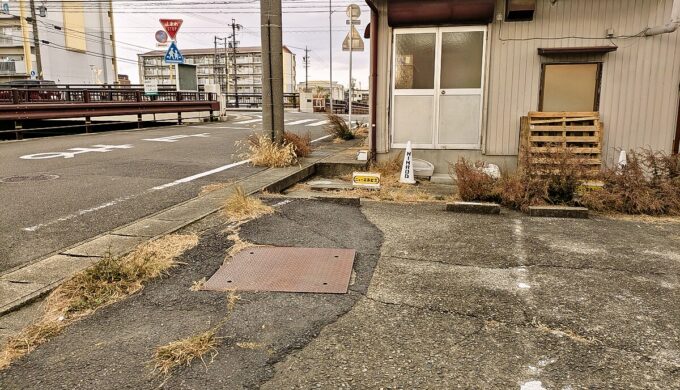 駐車場と外観