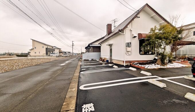 駐車場と外観