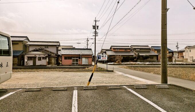 駐車場と外観