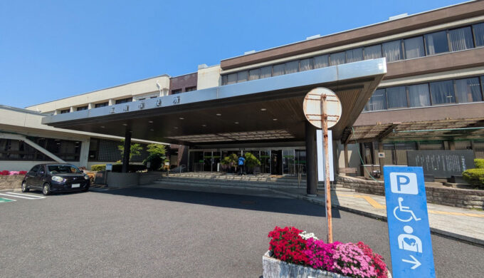 駐車場と外観