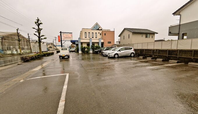 駐車場と外観