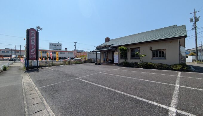駐車場と外観