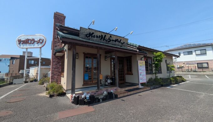 駐車場と外観