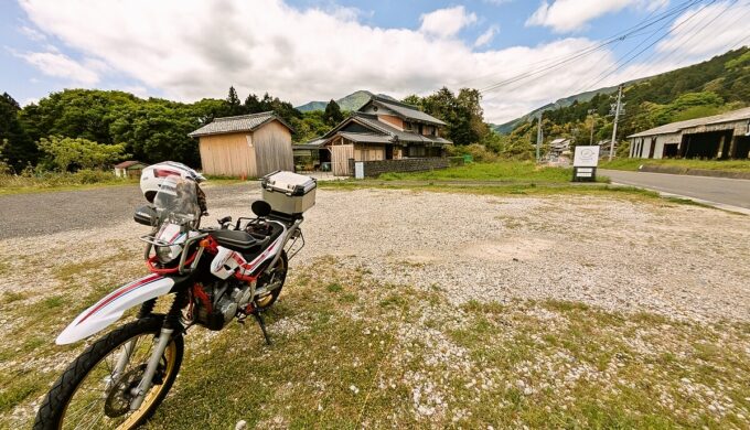 駐車場と外観