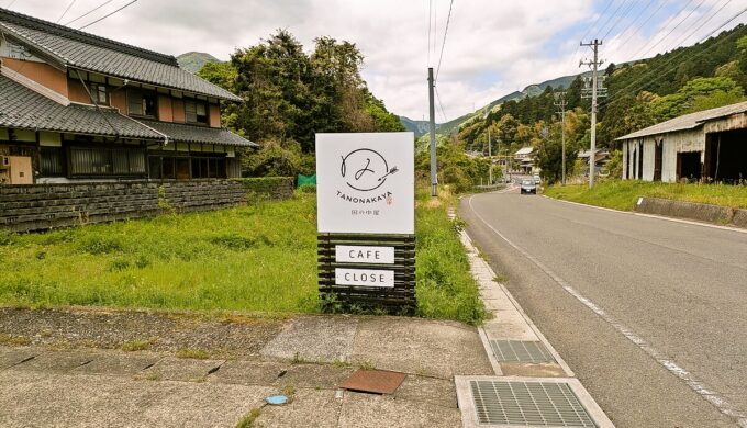 駐車場と外観
