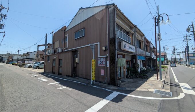 駐車場と外観