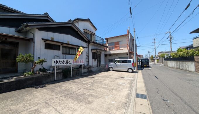 駐車場と外観