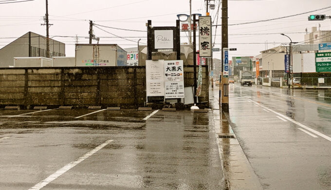 駐車場と外観