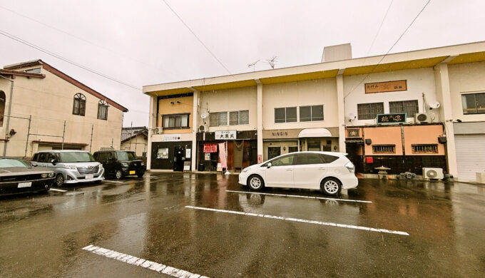 駐車場と外観