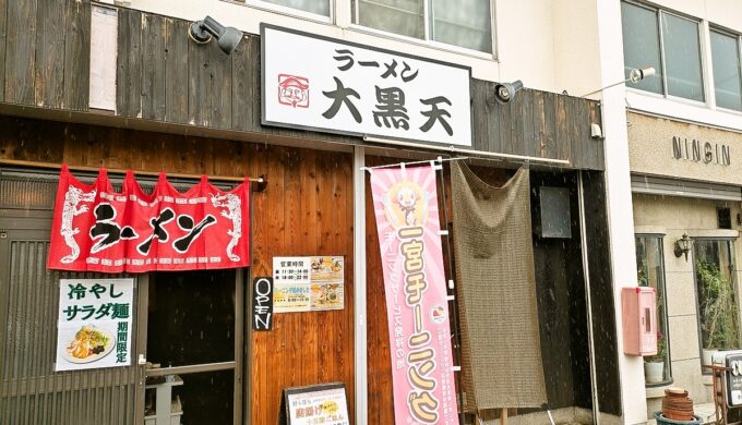 駐車場と外観