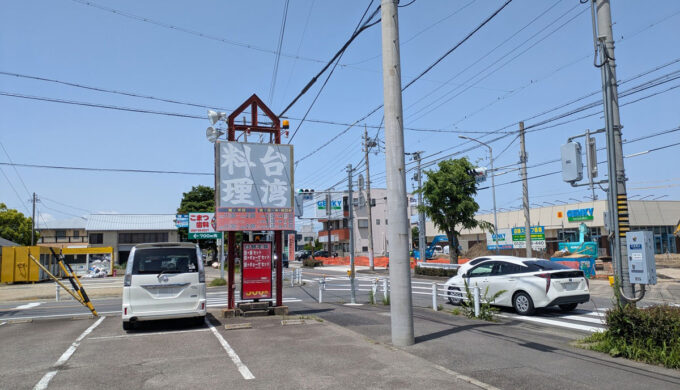 駐車場と外観