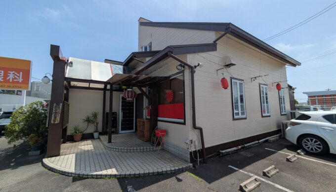 駐車場と外観