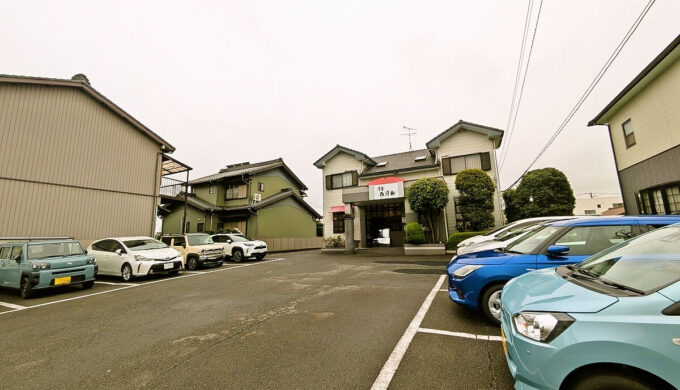 駐車場と外観
