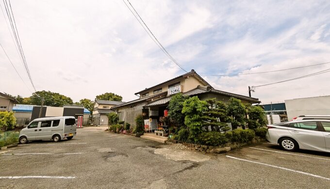 駐車場と外観