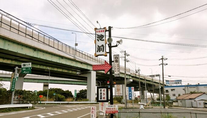 駐車場と外観