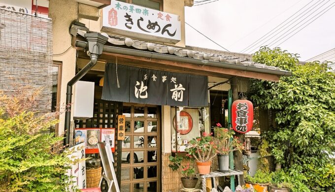 駐車場と外観