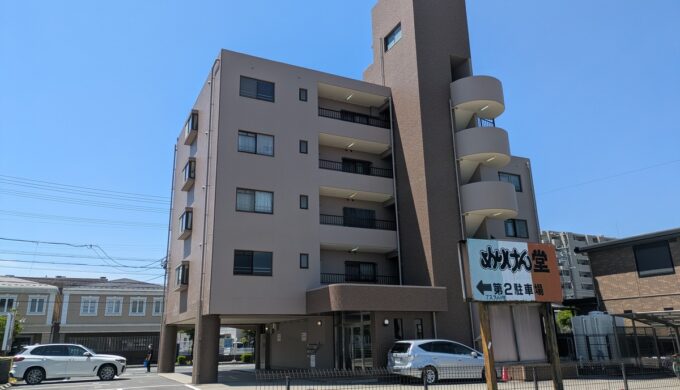 外観と駐車場