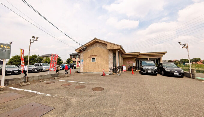 駐車場と外観