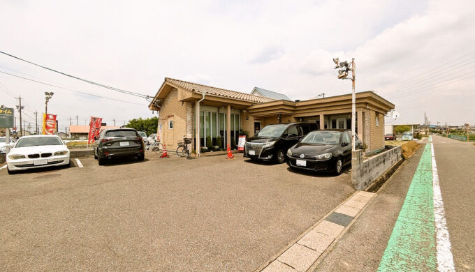 駐車場と外観