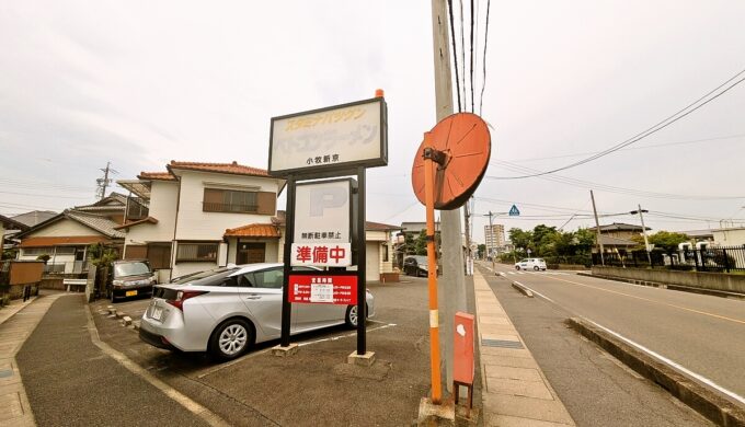 駐車場と外観