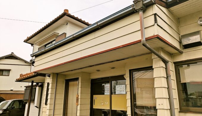 駐車場と外観