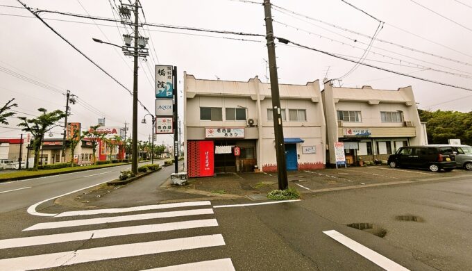 駐車場と外観