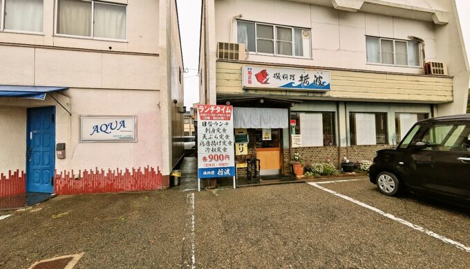 駐車場と外観