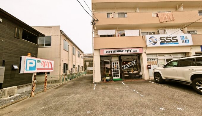 駐車場と外観