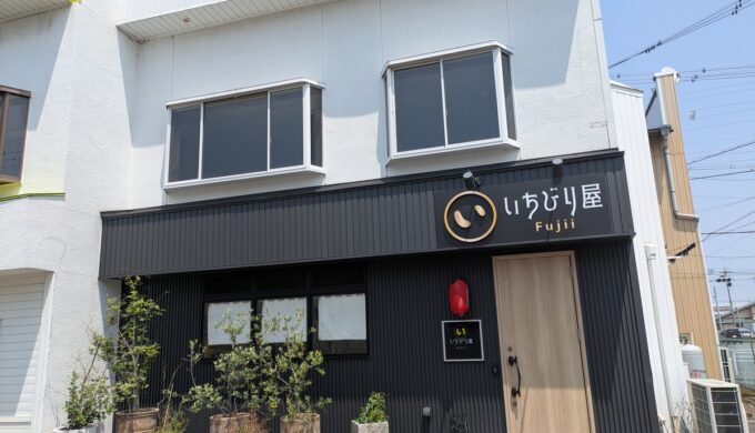 駐車場と外観
