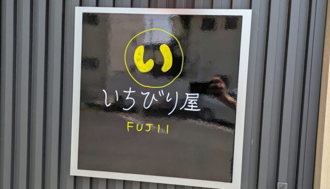 駐車場と外観