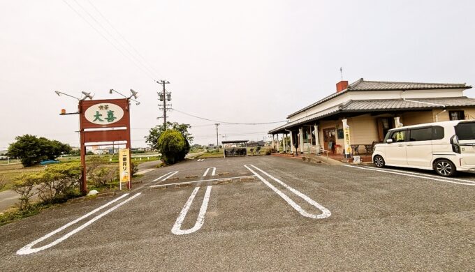駐車場と外観