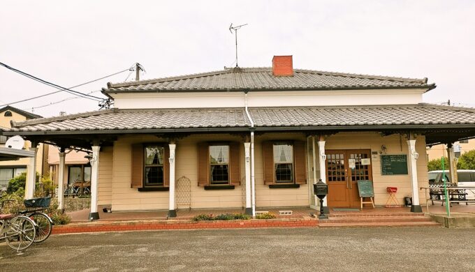 駐車場と外観