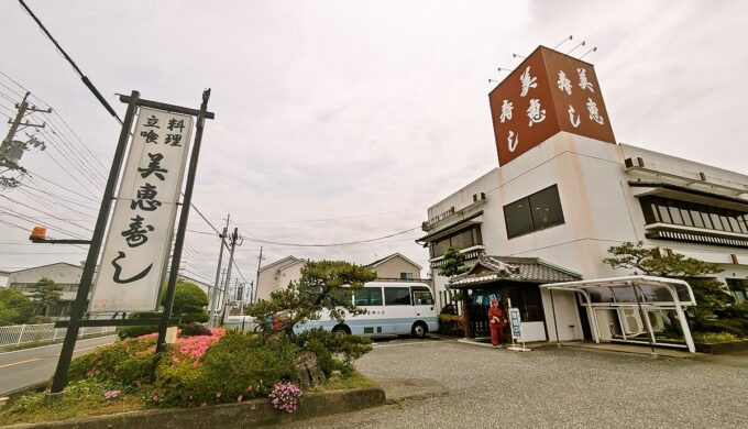 駐車場と外観