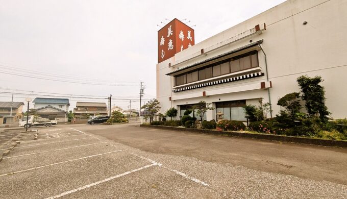 駐車場と外観