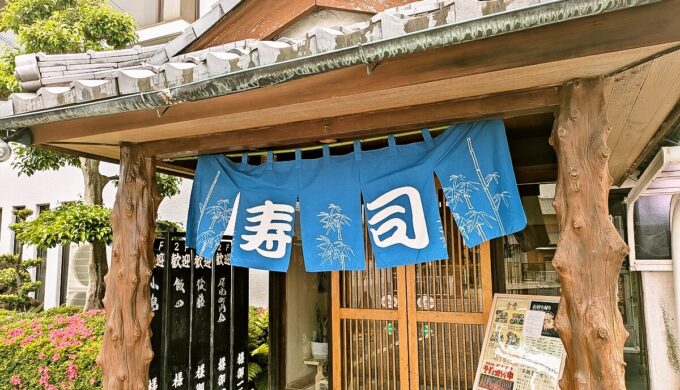 駐車場と外観
