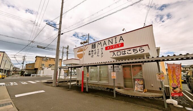 駐車場と外観