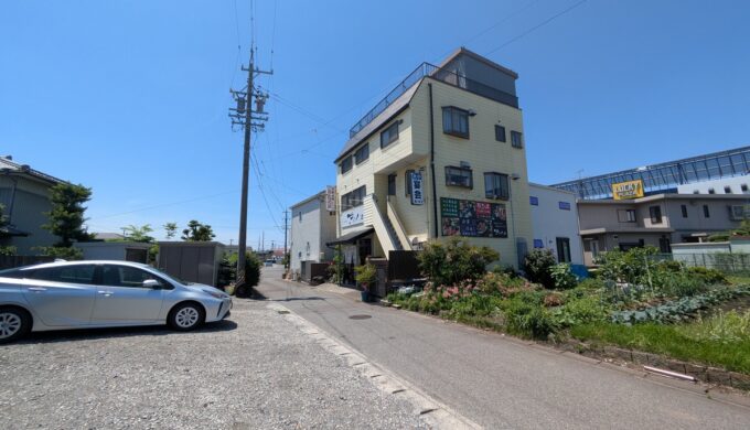 駐車場と外観
