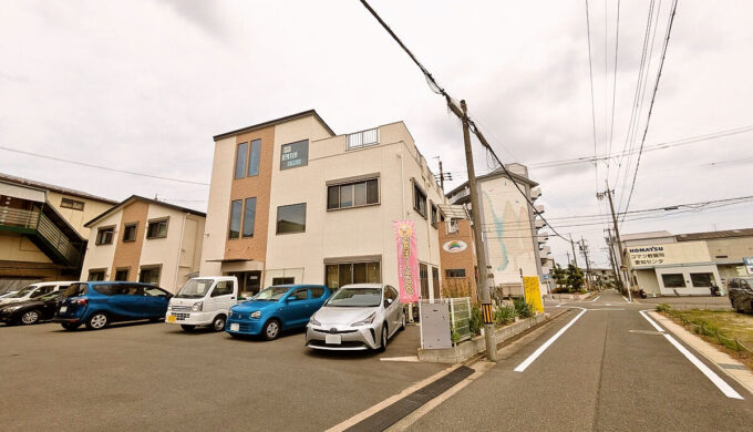 駐車場と外観