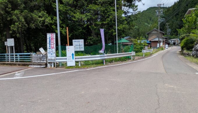 駐車場と外観