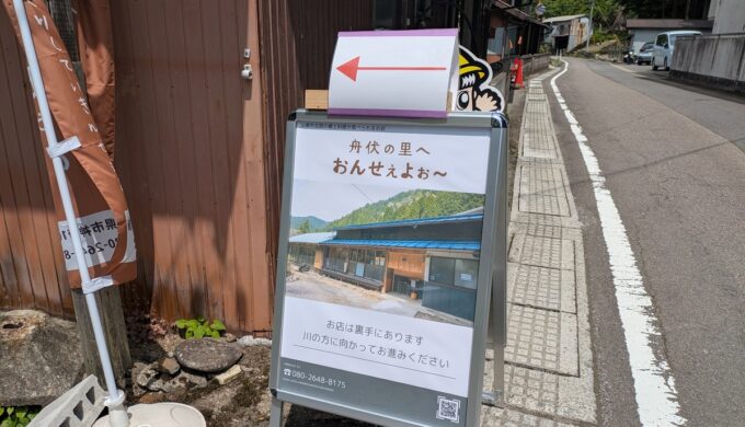 駐車場と外観