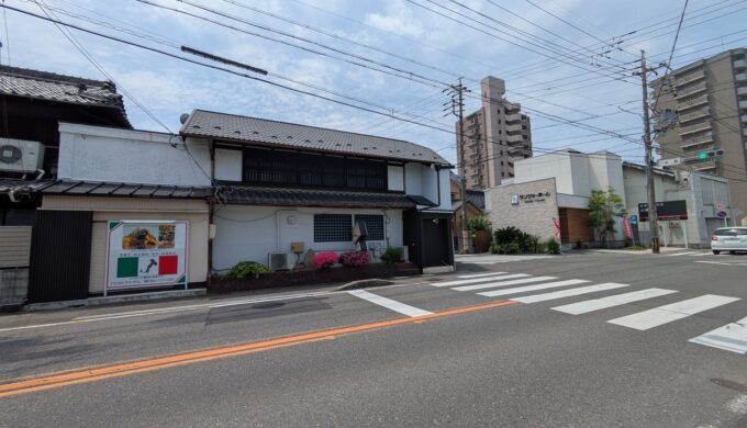 駐車場と外観